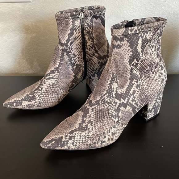 MARC FISHER Jerica Snakeskin Print Pointy Toe Ankle Boot Stretch Block Bootie 10 - Picture 3 of 10